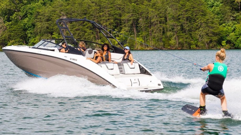 Best bowriders 6 top options over 25ft for versatile open deck cruising