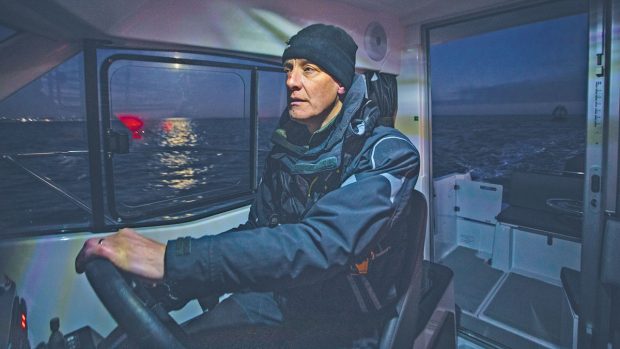 how-to-enter-a-harbour-at-night-video