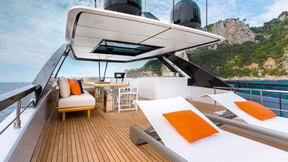 ferretti-860-review-MBY286.test_Ferretti_860.19_Ferretti_Yachts_860_upper_deck_2