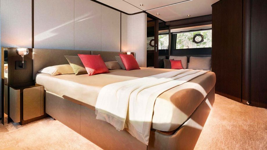 ferretti-860-review-MBY286.test_Ferretti_860.9_Ferretti_Yachts_860_master_cabin_1