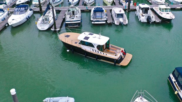 how-to-manoeuvre-a-shaft-drive-boat-video