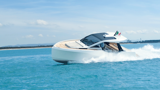 The IY43 zooming through the water