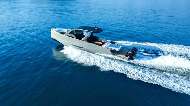 Maxim Yachts 43 in the water