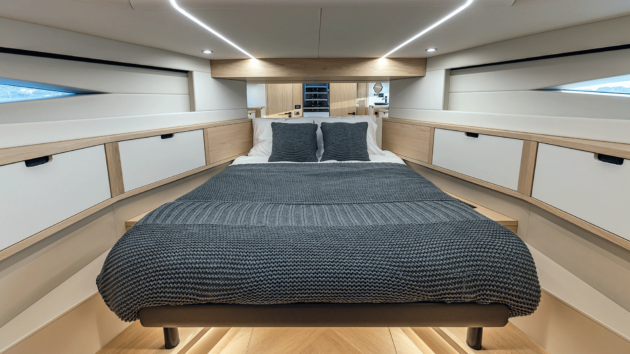 The cabin with a double bed in the middle