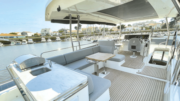 The flybridge uses the same zonal approach as the saloon