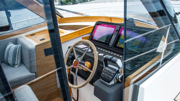 The one-piece screen requires chunky mullions