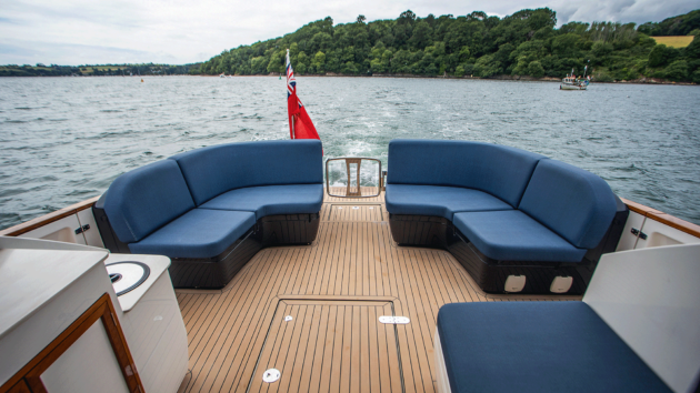 Twin side decks, twin side gates and a transom walkway mean excellent freedom of movement
