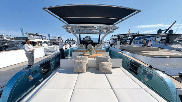 At first glance, the layout of the 43 looks disarmingly familiar