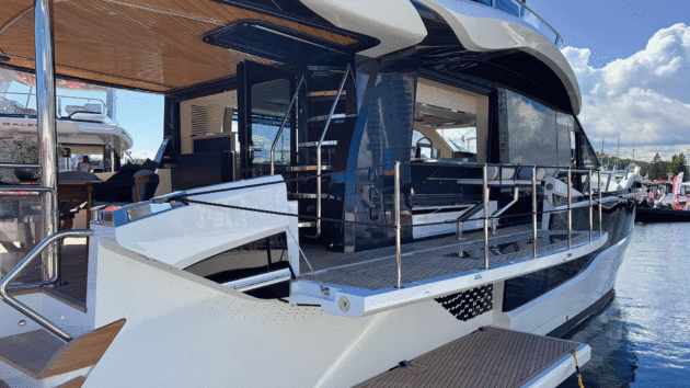 The two starboard terraces overlap each other