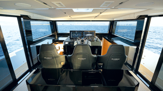 The raised, central three-man helm is set back from the vertical one-piece screen