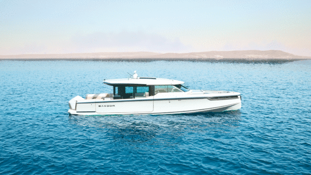 Saxdor 460 GT in the water