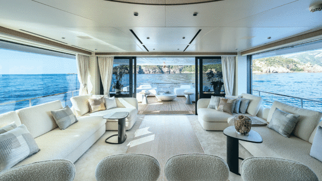 Thanks to an LOA below 24m it’s allowed to anchor close to shore