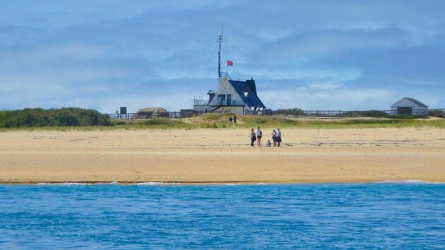  Étel Semaphore flying the flag to warn boaters of the ever-shifting sand bank