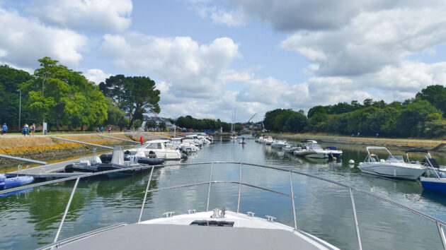 Squeezing along the narrow channel to the marina