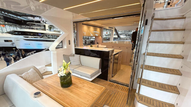 The extended aft dinette