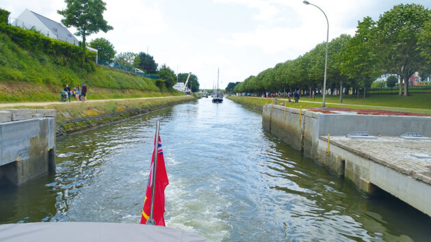 Echo Beach squeezes along the narrow Vannes channel
