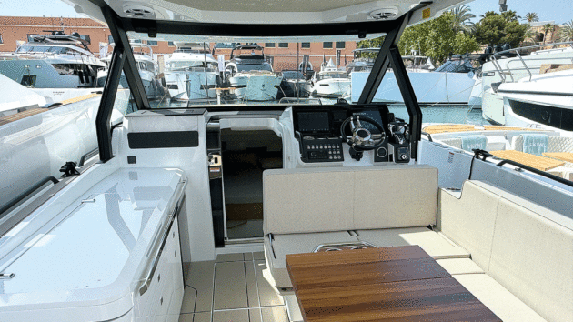 Large wetbar and dinette can cater for up to eight people
