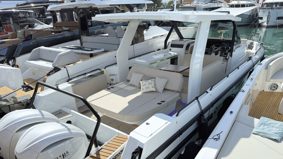 Quarken 35 Sport Tourer in a marina