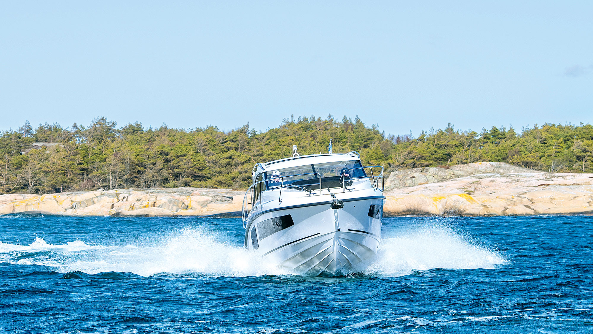 Grandezza 34 OB review: Outboard-powered premium sportscruiser review