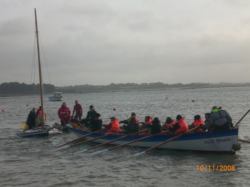Gig tows yacht off rocks