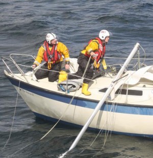 Two RNLI crew on a dismasted 7.5 meter boat near the Yealm river_Credit- RNLI/Barry Perrins