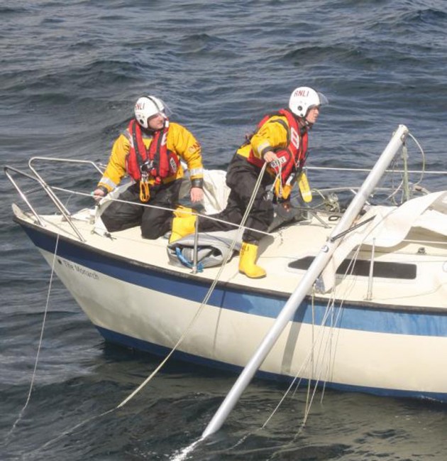 Two RNLI crew on a dismasted 7.5 meter boat near the Yealm river_Credit- RNLI/Barry Perrins