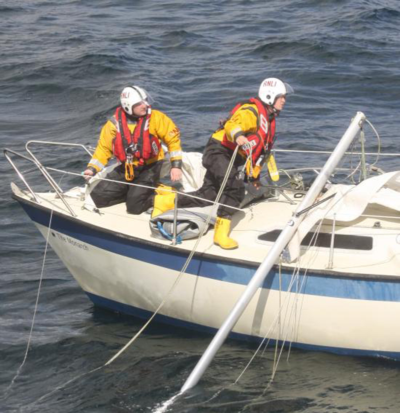 Two RNLI crew on a dismasted 7.5 meter boat near the Yealm river_Credit- RNLI/Barry Perrins