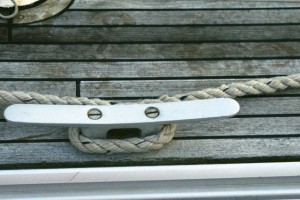 The bridle line is simply looped around the bow and spring cleats so it can surge under load...