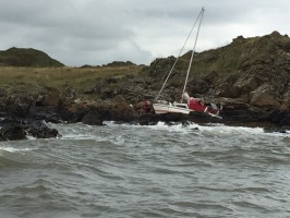 Kirkcudbright RNLI launched to yacht on rocks. Credit: RNLI
