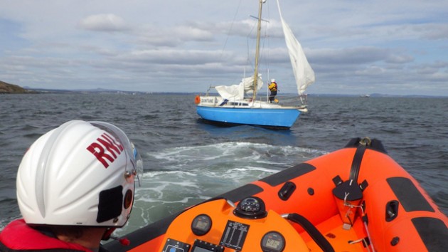 Kinghorn RNLI Lifeboat crew rescue a lone yachtsman