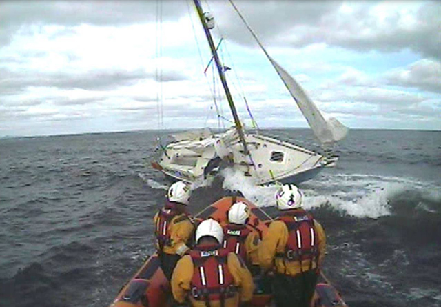 Kinghorn RNLI Lifeboat crew rescue a lone yachtsman