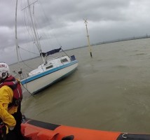 Gravesend RNLI lifeboat crew about to secure a tow line