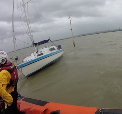 Gravesend RNLI lifeboat crew about to secure a tow line