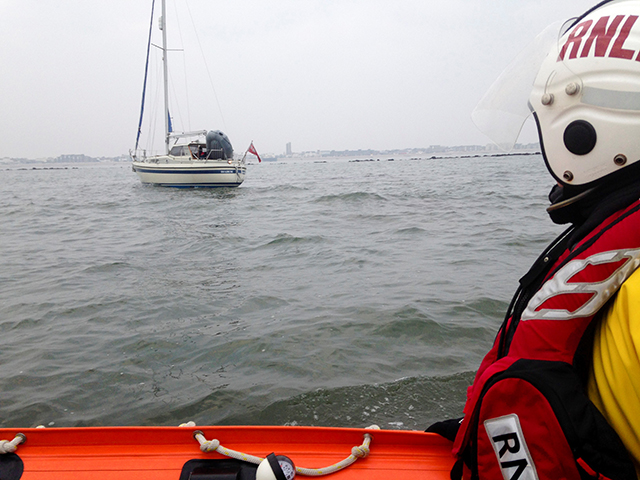 Yacht rescued after running aground on Bognor Rocks. Credit: Littlehampton RNLI/Rob Devo