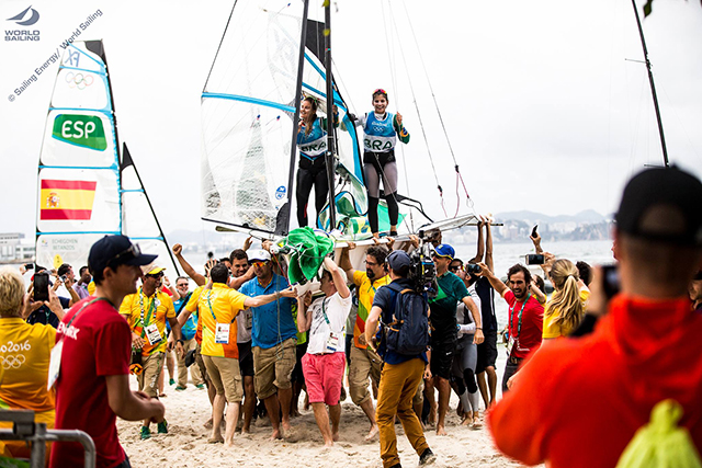 Brazil's Martine Grael and Kahena Kunze celebrate after winning 49erFX gold at the Rio 2016 Olympic sailing regatta. ©Sailing Energy / World Sailing