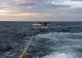 Caister Lifeboat tow dismasted yacht Wysiwyg