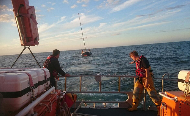 Humber Lifeboat crew passing the tow. Credit: RNLI/Glenn Peterson