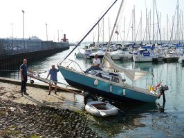 Dave hard at work as Marlin is lifted out en route to the Southampton Boat Show