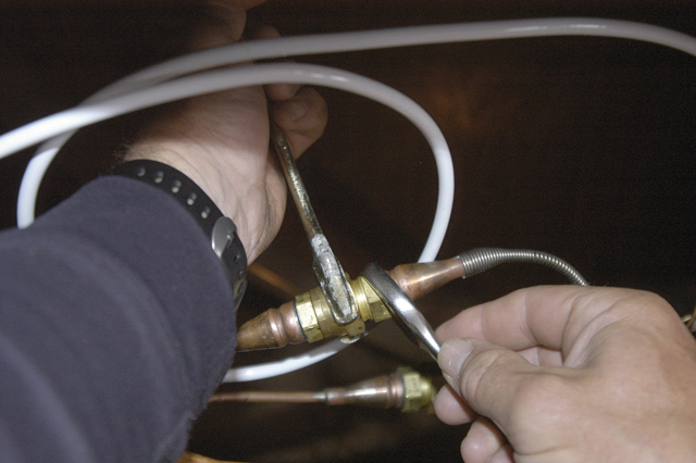 Tightening the refrigerant pipe connection, taking care only to apply torque to the movable part of the joint