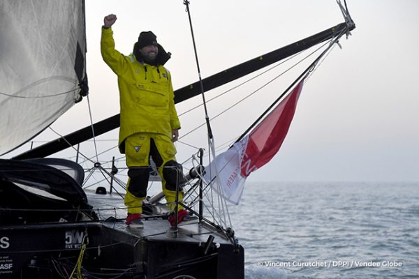 Alex Thomson finishes the Vendée Globe race. © VINCENT CURUTCHET / DPPI / Vendée Globe