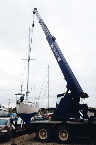 Fixing the crane strop on a mast