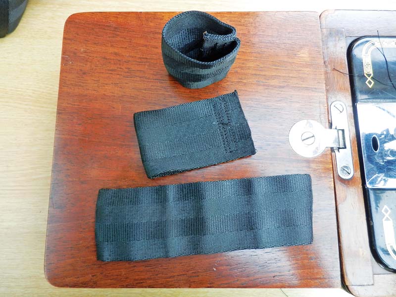 21 - Retaining straps