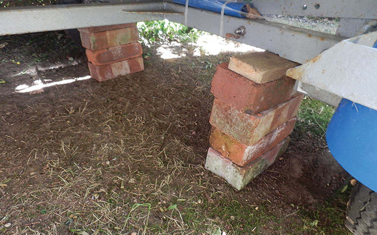 boat-over-winter-storage-bricks