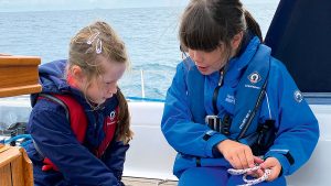 PBO275.Family_cruising.pic5_learning_knots