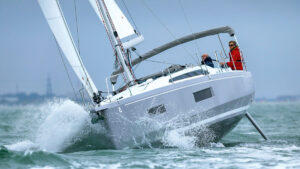 A boat sailing where you can easily see the boat rudders