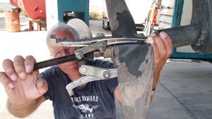 PBO278.Prac_shaft_seals.three_legged_puller_13