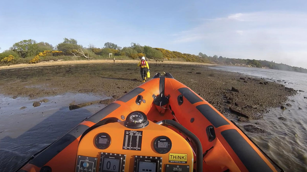 'I didn’t know what was going to explode'. Family escape boat fire