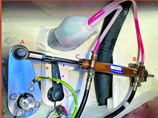 Cylinder of a hydraulic steering helm on a boat