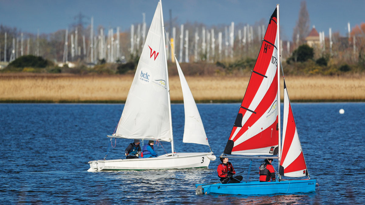 People on dinghies learning dinghy sailing skills