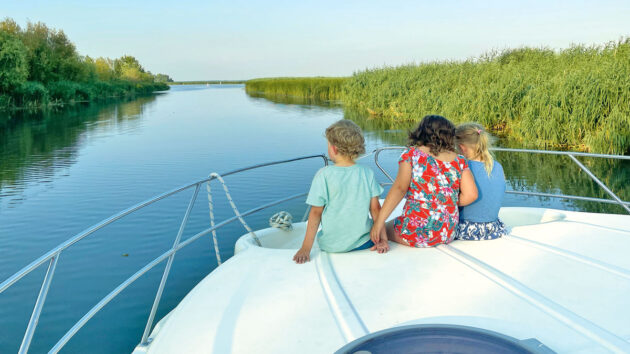 Exploring the Kisköre region of River Tisza with three children on a 13.5m motor cruiser